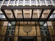 Abaikan Seruan Trump, The Fed Kembali Tahan Suku Bunga