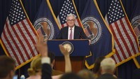 Tapi, pasar beranjak pulih setelah adanya penjelasan Jerome Powell lewat konferensi pers. Hal itu terjadi karena Powell mengakui proses pelemahan inflasi telah dimulai. Pasar pun merespons positif pernyataan Powell yang agak optimis tentang kemajuan melawan inflasi. Chen Mengtong/Getty Images
