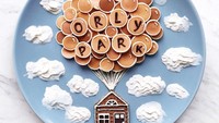  Tumpukan pancake berukuran mini ini dibuat seperti balon yang melayang di udara, lengkap dengan hiasan awan dan rumah kecil yang terbuat dari biskuit cokelat. Foto: Instagram @darynakossar