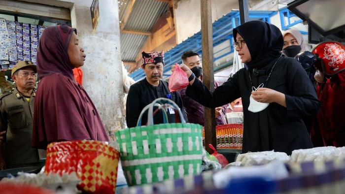 Bupati Banyuwangi Ipuk Fiestiandani saat berbelanja di pasar.