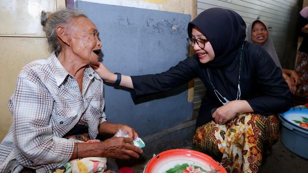 Bupati Banyuwangi Ipuk Fiestiandani saat berbelanja di pasar.
