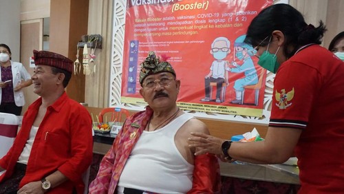 Bupati Karangasem I Gede Dana melakukan vaksin booster kedua di RSUD Kabupaten Karangasem pada Kamis (2/2/2023). Ia berharap langkahnya diikuti warga.