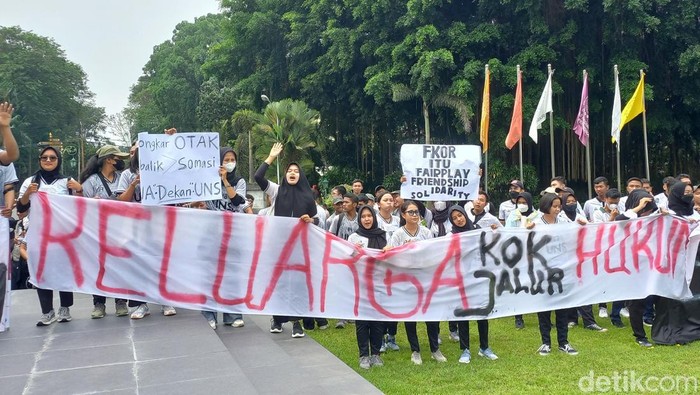 Aksi demonstrasi mahasiswa Fakultas Keolahragaan (FKOR) UNS di depan gedung Rektorat atau gedung dr. Prakosa UNS, Kamis (2/2/2023).