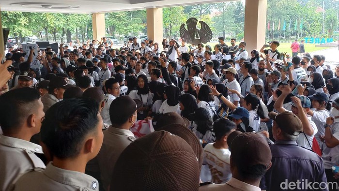 Aksi demonstrasi mahasiswa Fakultas Keolahragaan (FKOR) UNS di depan gedung Rektorat atau gedung dr. Prakosa UNS, Kamis (2/2/2023).