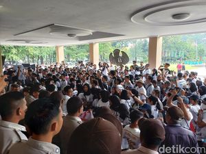 Dekan UNS Disomasi Berbuntut Demo gegara Komentari Masalah Kampus