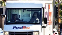 Pendapatan dan laba perusahaan melorot karena penurunan volume global. FedEx pun mengumumkan akan memangkas biaya US$ 1 miliar lagi dengan tidak mengoperasikan pesawat dan menutup beberapa kantornya. Getty Images/Mario Tama