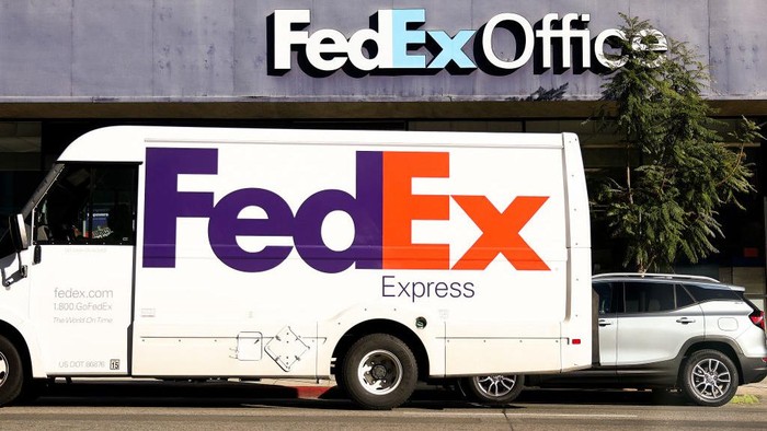 Badai pemutusan hubungan kerja (PHK) masih terus melanda perusahaan-perusahaan raksasa dunia. Kali ini giliran FedEx yang terkena guncangannya.