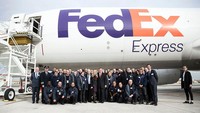 FedEx akan memangkas lebih dari 10% karyawan. Namun yang dipangkas adalah karyawan dengan level tinggi atau setingkat pejabat dan jajaran direksi. Getty Images/ETIENNE LAURENT