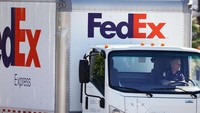 Industri logistik ini mengalami lonjakan selama pandemi di tengah lonjakan belanja online. Tetapi karena inflasi telah menyusutkan dompet konsumen, hal itu juga memakan keuntungan FedEx. Saham perusahaan turun sekitar 20% selama setahun terakhir. Getty Images/Mario Tama