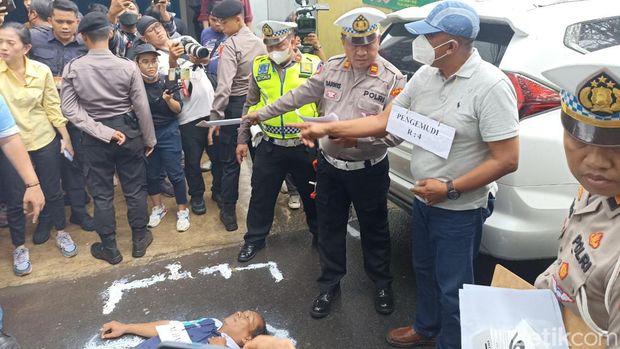 Eko Setio BW, purnawirawan polisi hadiri rekonstruksi kecelakaan mahasiswa UI M Hasya.