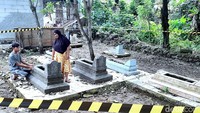 Sementara warga lainnya memilih untuk bertahan. Terlebih, alat berat mengusik makam leluhur mereka.