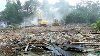 Alat berat menghancurkan rumah-rumah di Kampung Citaman, Desa Tamansari, Kecamatan Pangkalan, Kabupaten Karawang.