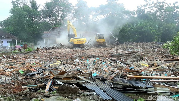 Eksekusi lahan Tol Japek II di Kampung Citaman, Desa Bungursari, Pangkalan, Kabupaten Karawang. Eksekusi lahan Tol Japek II di Kampung Citaman, Desa Bungursari, Pangkalan, Kabupaten Karawang.