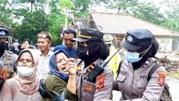 Ekspresi warga  usai rumahnya dieksekusi pembangunan Tol Jakarta-Cikampek (Japek) II Selatan.
