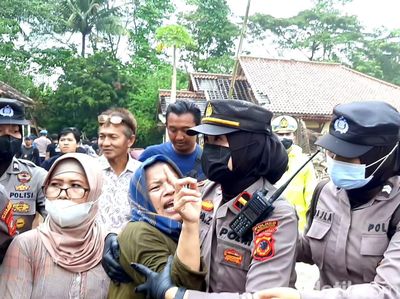 Potret Memilukan Warga Terdampak Penggusuran Tol Japek II Karawang