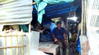 Warga yang terdampak penggusuran terpaksa tinggal satu atap terpal dengan ayam d Kampung Citaman. Seperti yang dilakukan Inam (50) dan keluarganya.