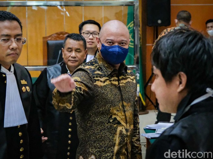 Eks Kapolda Sumbar Irjen Teddy Minahasa langsung melawan dakwaan jaksa soal menjual sabu hasil barang sitaan. Pihak Teddy Minahasa mengklaim kliennya dijebak.
