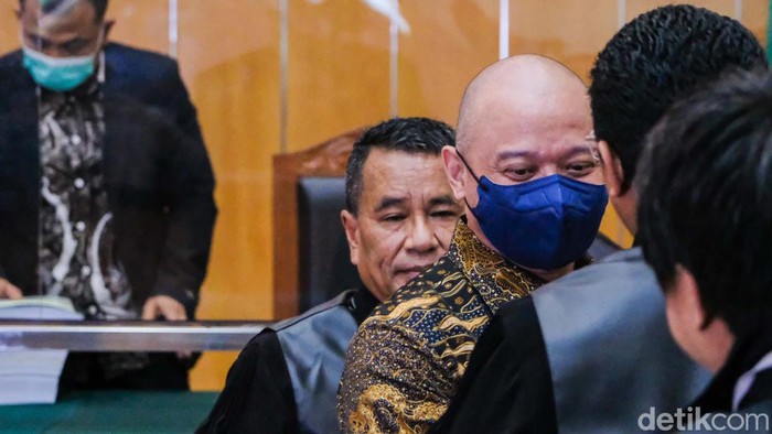 Eks Kapolda Sumbar Irjen Teddy Minahasa langsung melawan dakwaan jaksa soal menjual sabu hasil barang sitaan. Pihak Teddy Minahasa mengklaim kliennya dijebak.
