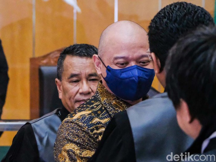 Eks Kapolda Sumbar Irjen Teddy Minahasa langsung melawan dakwaan jaksa soal menjual sabu hasil barang sitaan. Pihak Teddy Minahasa mengklaim kliennya dijebak.