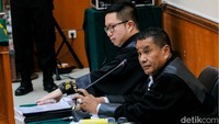 Tim kuasa hukum Irjen Teddy Minahasa yang terdiri dari Hotman Paris Hutapea dan partner membacakan keberatan atau eksepsi di Pengadilan Negeri Jakarta Barat (PN Jakbar), Jalan Letjen S Parman, Kamis (2/2/2023).