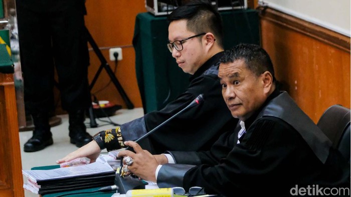 Ekspresi Irjen Teddy Minahasa Usai Lawan Dakwaan Jual Sabu Sitaan Eks Kapolda Sumbar Irjen Teddy Minahasa langsung melawan dakwaan jaksa soal menjual sabu hasil barang sitaan. Pihak Teddy Minahasa mengklaim kliennya dijebak.