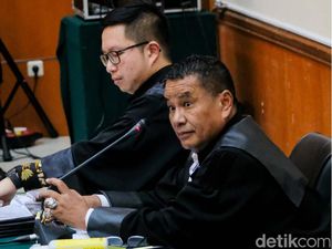 Panas! Hotman Paris dan Jaksa Debat di Sidang Irjen Teddy Minahasa