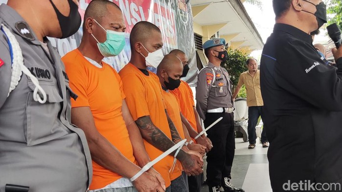 Empat pria ini ditangkap karena upaya pembunuhan dukun pengganda uang. Foto rilis Kamis, 2 Februari 2023.
