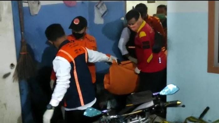 Evakuasi perempuan yang ditemukan tewas di Surabaya