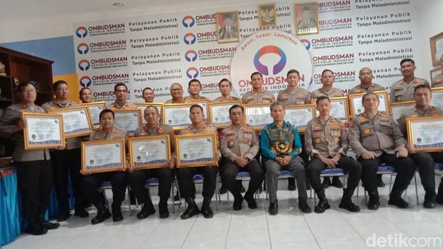 Kepala Ombudsman Sumut berfoto bersama Polda Sumut dan jajaran. (Finta Rahyuni/detikSumut)