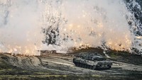 Leopard 2 punya salah satu sistem kontrol tembakan tercanggih di dunia, dengan komputer balistik, pemandu laser, dan penglihatan malam termal yang menjadikannya setara dengan M1 Abrams Amerika. Teknologi itu memungkinkan tank menyerang target dengan akurasi tinggi, siang atau malam, dan bahkan menyerang target musuh yang bergerak.  