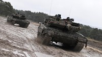 Sebuah tank Leopard 2 terlihat beraksi saat kunjungan Menteri Pertahanan Jerman Boris Pistorius di batalyon tank Bundeswehr 203 di Field Marshal Rommel Barracks di Augustdorf, Jerman, Rabu (1/2/2023). Setelah keputusan pemerintah Jerman untuk mengirimkan 14 tank Leopard 2 ke Ukraina, kemampuan tank tempur utama Leopard 2A6 ditampilkan pada presentasi di Augustdorf. REUTERS/Benjamin Westhoff