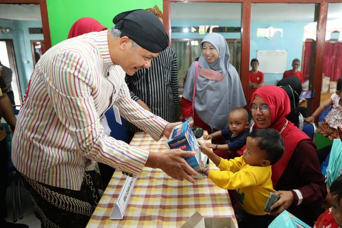 Ganjar Pranowo di Posyandu Kabupaten Cilacap