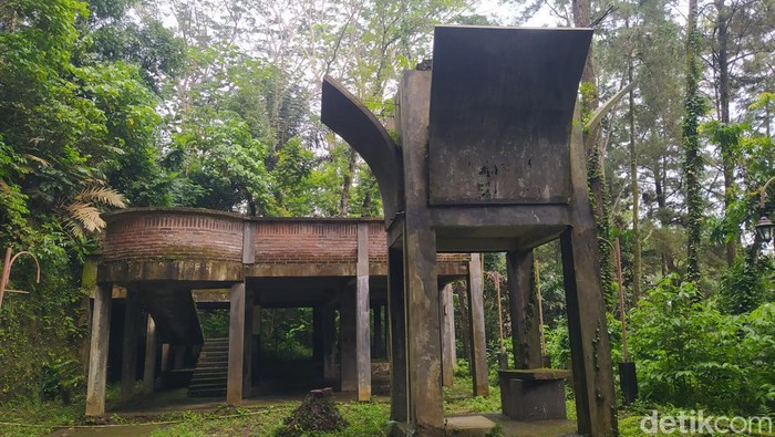 Bangunan gardu pandang di Gunung Tidar yang kondisinya mangkrak.