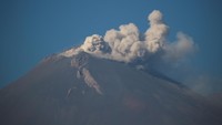 Gunung tertinggi kedua di Meksiko itu menunjukkan peningkatan aktivitas vulkanik dengan letusan uap dan abu.  