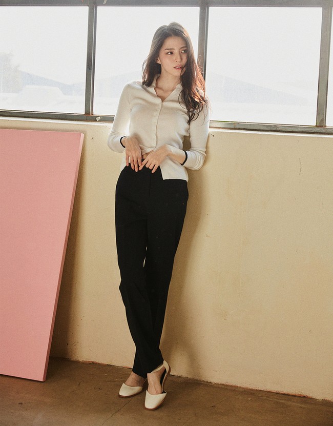 Aktris 28 tahun itu juga tampil feminin saat memakai kardigan polos Basic Slim Slacks seharga 49,800 won (sekitar Rp 606 ribu) dan sepasang flat shoes. Foto: dok. Giordano