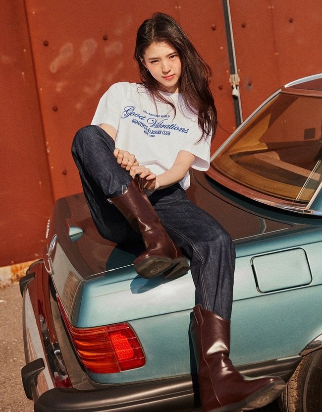 Gaya Han So Hee tak kalah edgy saat memadukan kaos putih dan denim pants seharga 53,800 won (sekitar Rp 654 ribu). Lengkap dengan sepasang boots. Foto: dok. Giordano