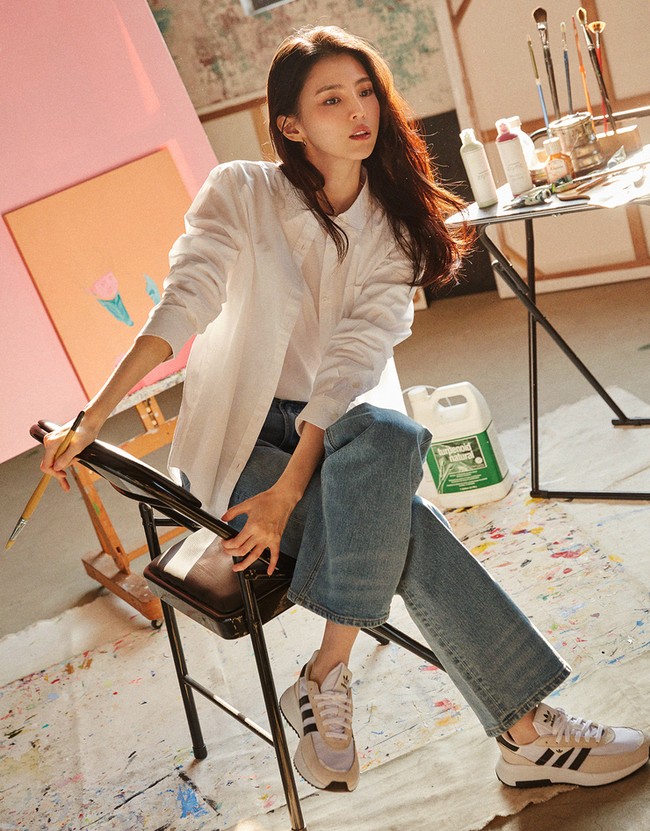 Lulusan SMA Seni Ulsan itu terlihat menawan dalam balutan Poplin Shirt seharga 49,800 won (sekitar Rp 606 ribu). Foto: dok. Giordano