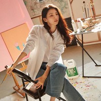 Lulusan SMA Seni Ulsan itu terlihat menawan dalam balutan Poplin Shirt seharga 49,800 won (sekitar Rp 606 ribu). Foto: dok. Giordano