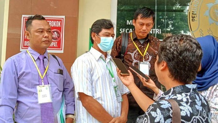 Ide Prima, kuasa hukum Bambang Purwadi ayah yang didugat anaknya di Situbondo