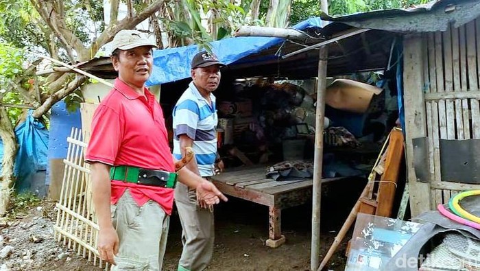 Inam tinggal di Kandang ayam setelah rumahnya dieksekusi untuk membangun Tol Jakarta-Cikampek II Selatan