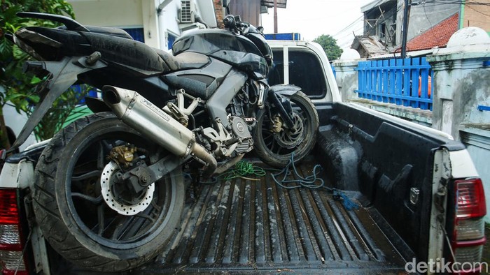 Polisi menggelar rekonstruksi kasus kecelakaan yang menewaskan mahasiswa UI, M Hasya Attalah Syahputra. Motor milik Hasya dan mobil Pajero milik purnawirawan polisi dihadirkan.