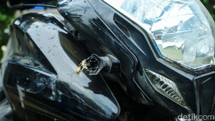 Polisi menggelar rekonstruksi kasus kecelakaan yang menewaskan mahasiswa UI, M Hasya Attalah Syahputra. Motor milik Hasya dan mobil Pajero milik purnawirawan polisi dihadirkan.