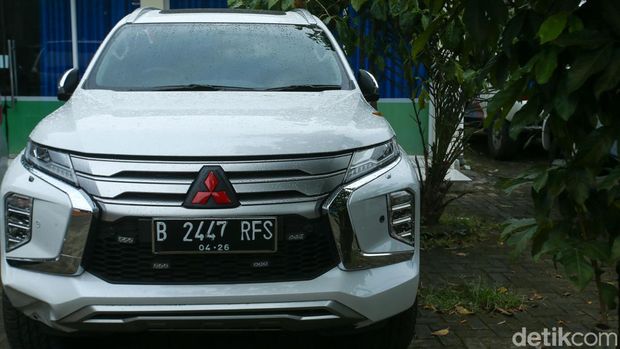 Polisi menggelar rekonstruksi kasus kecelakaan yang menewaskan mahasiswa UI, M Hasya Attalah Syahputra. Motor milik Hasya dan mobil Pajero milik purnawirawan polisi dihadirkan.