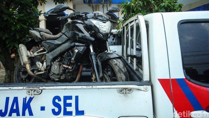 Polisi menggelar rekonstruksi kasus kecelakaan yang menewaskan mahasiswa UI, M Hasya Attalah Syahputra. Motor milik Hasya dan mobil Pajero milik purnawirawan polisi dihadirkan.