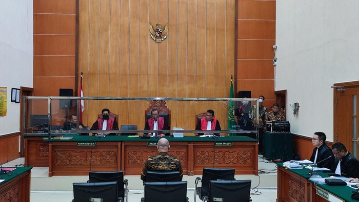 Irjen Teddy Minahasa di Sidang Dakwaan