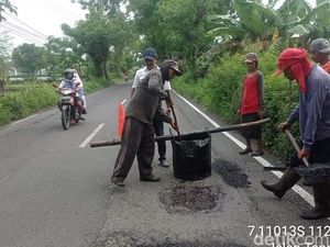 Tukang Becak Lamongan Tambal Sendiri Jalan Berlubang, Begini Respons Bupati