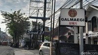 Kabel semrawut di Jalan KH Zainul Arifin Medan. Jalan ini diproyeksikan akhir tahun 2023 sudah bebas dari untaian kabel. (Nizar Aldi/detikSumut)