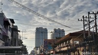 Semrawutnya kabel di Jalan KH Zainul Arifin. Jalan ini direncanakan akan bebas dari kabel akhir tahun 2023. (Nizar Aldi/detikSumut)