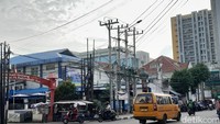 Kondisi Jalan Palang Merah Medan. Nantinya kabel telepon, listrik yang ada di 18 ruas jalan itu akan ditanam di bawah tanah sehingga tidak terlihat. (Nizar Aldi/detikSumut)