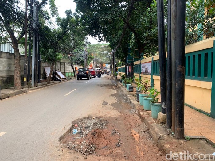 Jalan Seribu Galian, Jl Kuningan Barat, Kecamatan Mampang Prapatan, Jakarta Selatan. Lubang galian sudah ditutup tapi belum rapi. 2 Februari 2023. (Mulia Budi/detikcom)